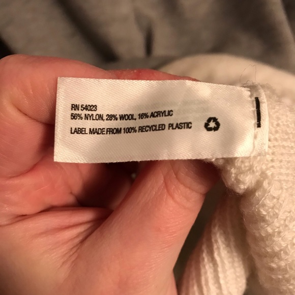 Gap wool blend sweater with button shoulder accent - Picture 4 of 4